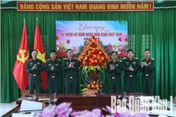 Tư lệnh Quân khu chúc mừng và tặng hoa Trường Quân sự Quân khu nhân Ngày Nhà giáo Việt Nam